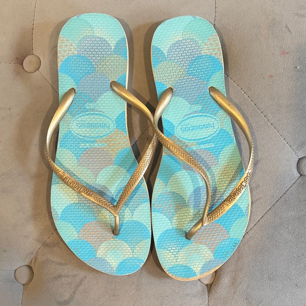 Havaianas Gold Strapped Flip Flops with Blue Pattern